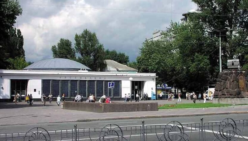 Новини Києва - Біля метро в Києві виявили труп чоловіка