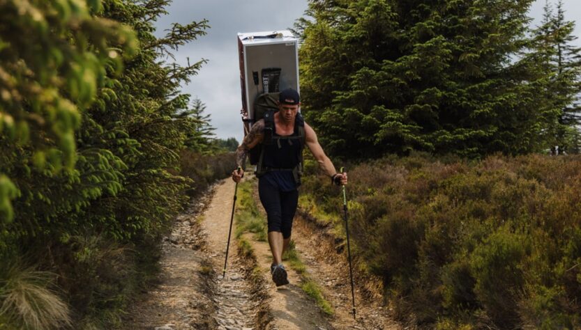 Новини світу - Британець пройшов 112 км з холодильником на спині