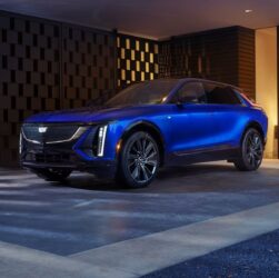 Авто новини - Cadillac відкликає електрокари Lyriq через проблему з дисплеєм