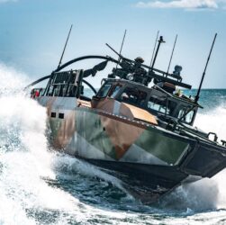 Новини України - Екіпаж ВМС врятував групу цивільних, яких винесло у відкрите море