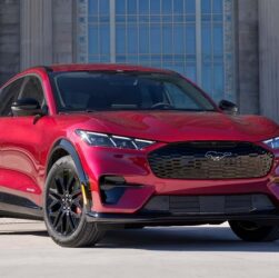 Авто новини - Ford відкликає майже 200 тисяч електрокарів через ризик блокування дверей