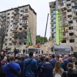 Новини України - Іноземні дипломати оглянули місце удару РФ у Києві