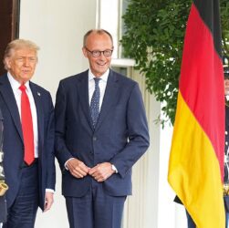 Новини світу - Мерц вручив Трампу неочікуваний подарунок
