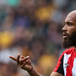 Новини спорту - Нападник Брентфорда Мбемо підпише угоду з Манчестер Юнайтед