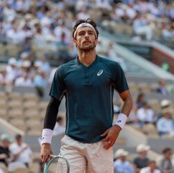 Новини спорту - Незручний момент на Ролан Гаррос: тенісист влучив у суддю