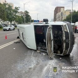 Новини Києва - Посеред проспекту у Києві перекинувся мікроавтобус