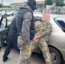 Новини України - Правоохоронець намагався "вивезти" ухилянта на надувному матраці