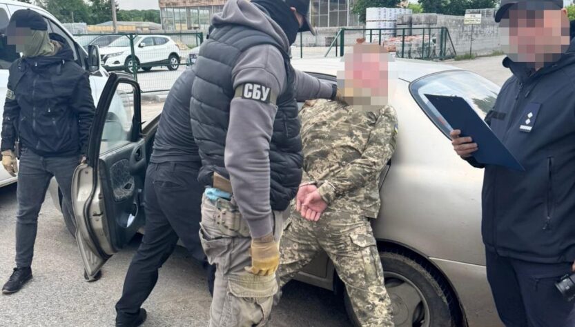 Новини України - Правоохоронець намагався "вивезти" ухилянта на надувному матраці
