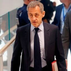Новини світу - Саркозі позбавили найвищої державної нагороди