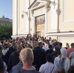 Новини України - Сутичка між вірянами під собором у Чернівцях: стали відомі деталі