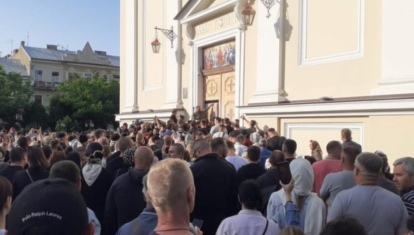Новини України - Сутичка між вірянами під собором у Чернівцях: стали відомі деталі
