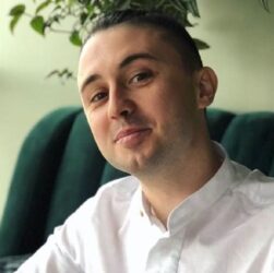 Новини культури - Тарас Тополя показав символ надії після удару по своєму будинку