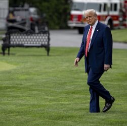 Новини світу - Трамп поширив конспірологію про "заміну Байдена роботом"