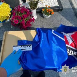 Новини України - У Черкасах чоловік вчинив наругу над могилами загиблих спецпризначенців