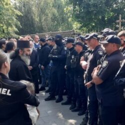 Новини України - У Чернівцях сталася масштабна сутичка між вірянами УПЦ МП та ПЦУ