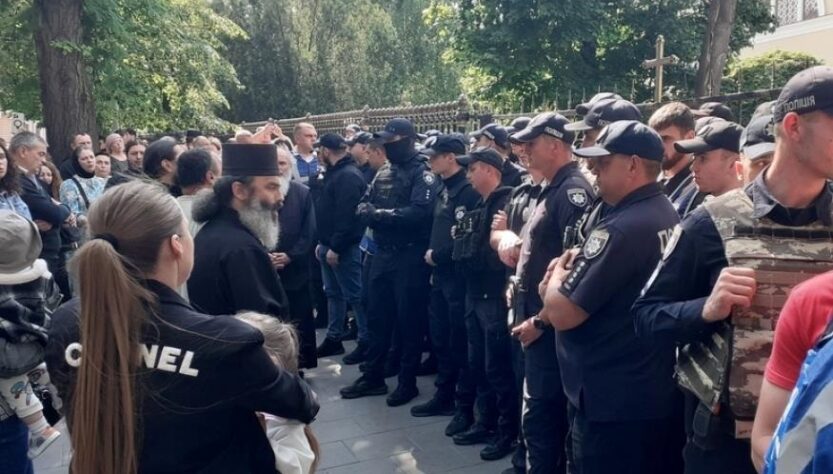 Новини України - У Чернівцях сталася масштабна сутичка між вірянами УПЦ МП та ПЦУ