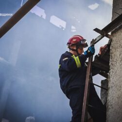 Новини України - У Харкові внаслідок удару РФ горить багатоквартирний дім