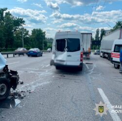 Новини Києва - У Києві мікроавтобус протаранив авто, постраждали діти