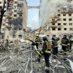 Новини Києва - У Києві ракета РФ пробила дев’ять поверхів будинку