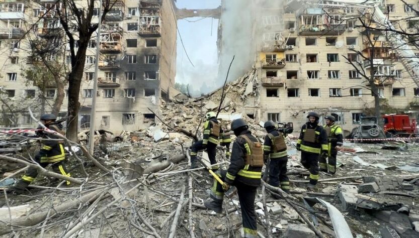 Новини Києва - У Києві ракета РФ пробила дев’ять поверхів будинку