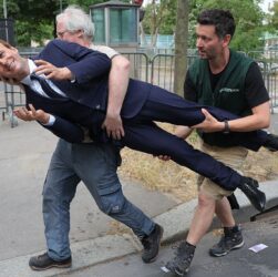 Новини світу - У Парижі з музею вкрали статую Макрона та принесли під посольство РФ