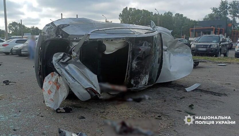 Новини України - У Полтаві Tesla влетіла в парковку, є постраждалі
