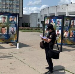 Новини України - У Сумах на портретах загиблих воїнів вирізали Z