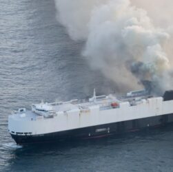 Новини світу - У Тихому океані горить судно з 3000 автомобілями на борту