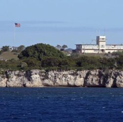 Новини світу - В США планують таємно відправити тисячі мігрантів на базу Гуантанамо - ЗМІ