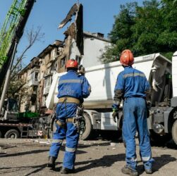 На місцях російських ударів у Києві працюють понад 700 поліцейських та рятувальників