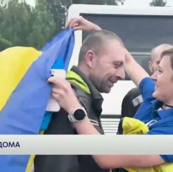 Сльози радості: емоційні кадри повернення українських героїв з полону