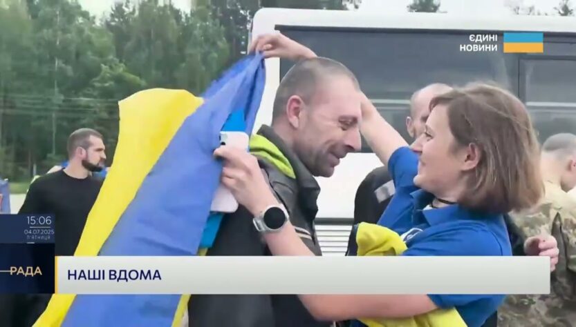 Сльози радості: емоційні кадри повернення українських героїв з полону