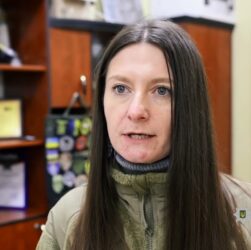 Нацполіція екстрадувала з ОАЕ організаторку шахрайської схеми під виглядом зборів на дрони для ЗСУ