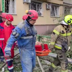 Рятувальники врятували чоловіка з-під завалів зруйнованого під’їзду в Києві