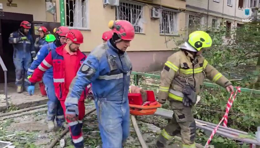 Рятувальники врятували чоловіка з-під завалів зруйнованого під’їзду в Києві