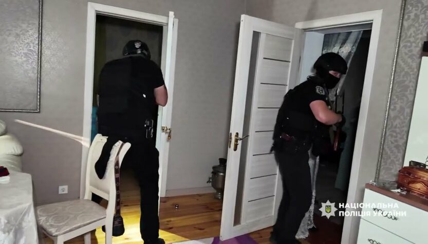 Втеча з країни за 17 000 доларів: поліцейські перекрили канал незаконного перетину кордону