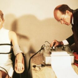 Новини культури - Amazon перезапускає культовий фільм "Основний інстинкт"