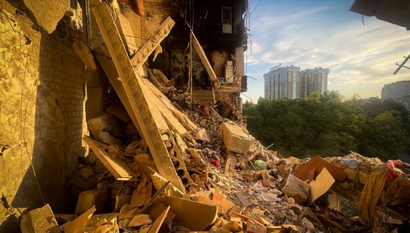 Новини України - Атака на Одесу: зруйновано під'їзд 9-поверхівки