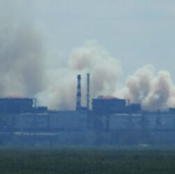 Новини України - Біля Запорізької АЕС помітили сильне задимлення