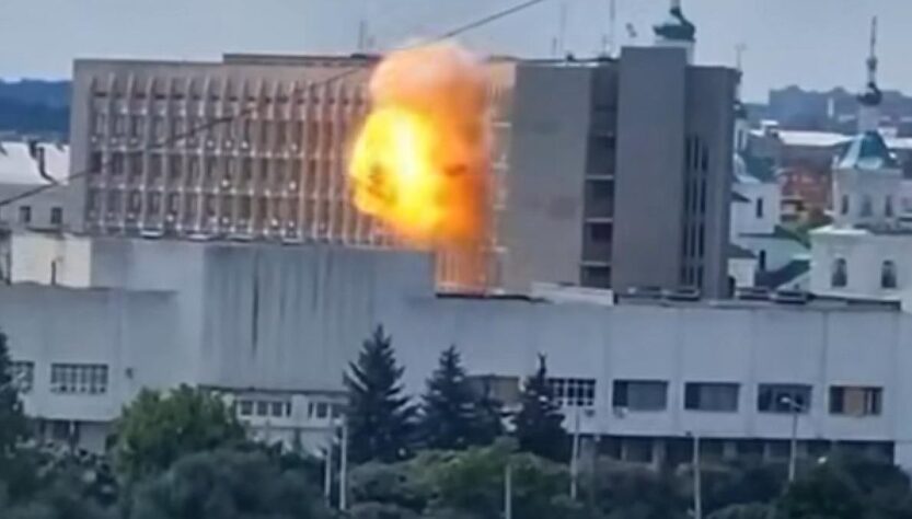 Новини України - Дрон поцілив по будівлі ОВА в Сумах