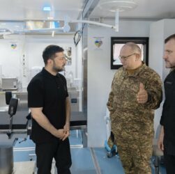 Володимир Зеленський подякував медикам за службу в умовах війни та відзначив лікарів системи МВС