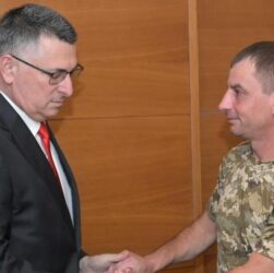 Новини України - Глава МЗС Ізраїлю зустрівся з бійцем ЗСУ, що втратив сім'ю через удар Ірану