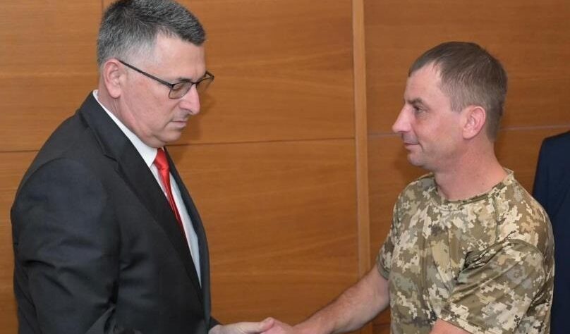 Новини України - Глава МЗС Ізраїлю зустрівся з бійцем ЗСУ, що втратив сім'ю через удар Ірану