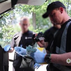 Нацполіція затримала родича посадовця ТЦК, який вимагав гроші у дружини загиблого захисника