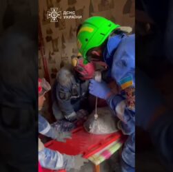 Рятувальники крок за кроком розбирали бетонні уламки квартири, під якими опинився постраждалий