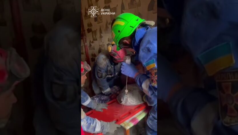 Рятувальники крок за кроком розбирали бетонні уламки квартири, під якими опинився постраждалий