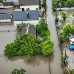 Новини України - Із затоплених будинків біля Львава врятували вісьмох людей
