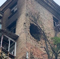 Новини Києва - Київ після атаки: у стіні будинку величезна діра
