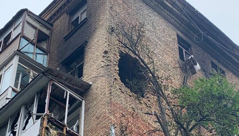 Новини Києва - Київ після атаки: у стіні будинку величезна діра