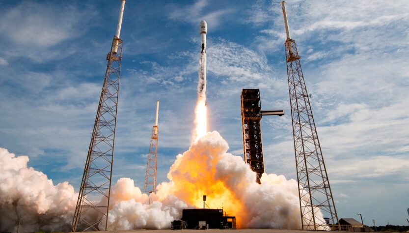 Технології - Компанія SpaceX запустила у космос два супутники зв’язку